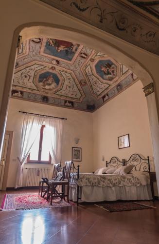a bedroom with a bed with a coffered ceiling at B&B L'Agnolo Di Caroti Cinzia in Montepulciano