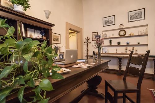 a room with a desk with a laptop on it at B&B L'Agnolo Di Caroti Cinzia in Montepulciano