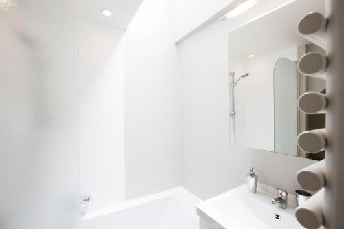 La salle de bains est pourvue d'un lavabo et d'un miroir. dans l'établissement The Abiente Rooms, à Bruges