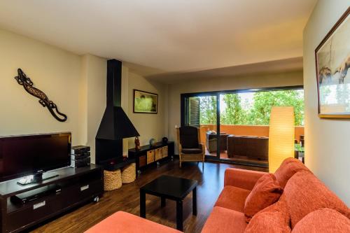 Televisyen dan/atau pusat hiburan di Costabravaforrent Residencial Albons