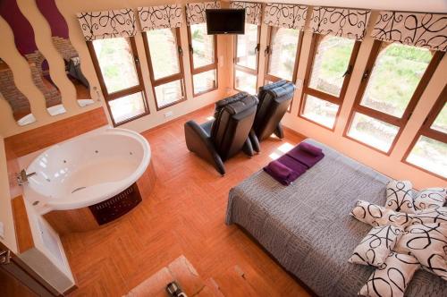 an aerial view of a bedroom with a bed and a tub at Casa Rural Caseta de l' Hort in Villafranca del Cid