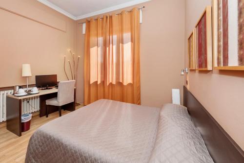 Uma cama ou camas num quarto em Lucca In Villa Elisa & Gentucca