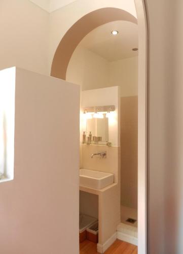 une salle de bain avec un lavabo et une baignoire dans l'établissement Les Passiflores, à Grasse