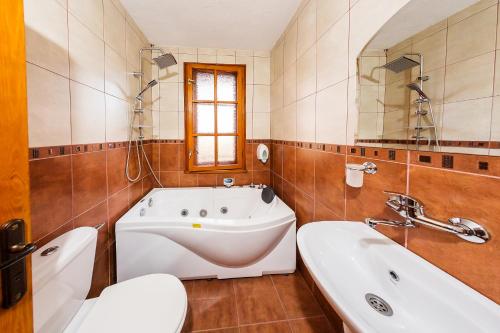 Koupelna v ubytování Family Hotel Ogi