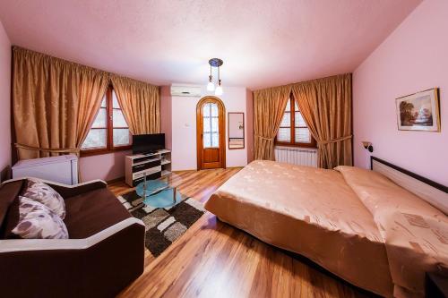 מיטה או מיטות בחדר ב-Family Hotel Ogi