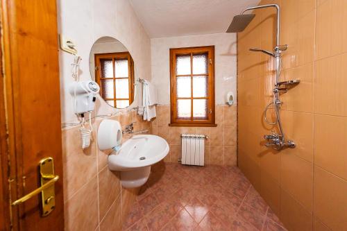 A bathroom at Family Hotel Ogi