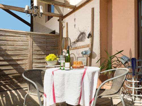 une table avec un tissu de table blanc sur une terrasse dans l'établissement Au pré des Poulains, à Ostheim