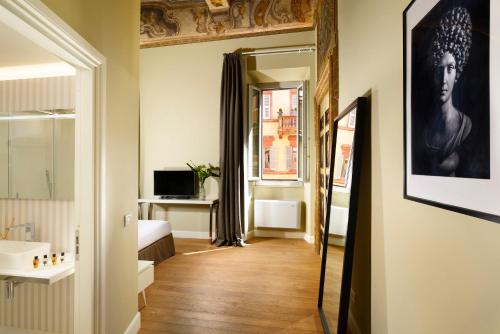 A television and/or entertainment centre at Locanda della Posta Boutique Hotel