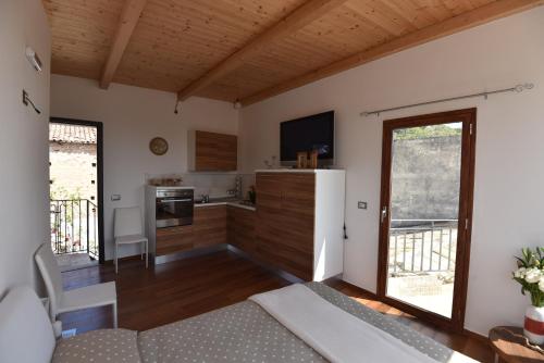 a living room with a kitchen and a refrigerator at B&B Villa Grazia in Pagliara