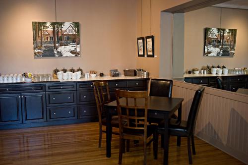 Фотография из галереи Banff Boutique Inn - Adults only в Банфе