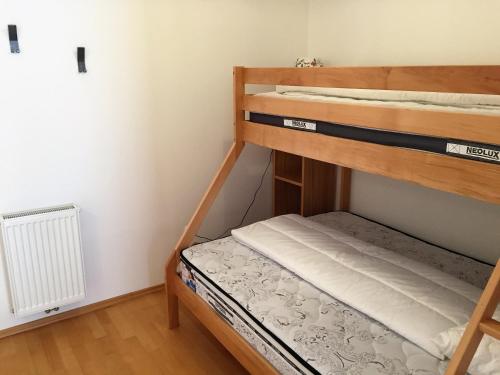 - une chambre avec 2 lits superposés et un radiateur dans l'établissement Apartment MANCA-HOLIN, à Bohinj