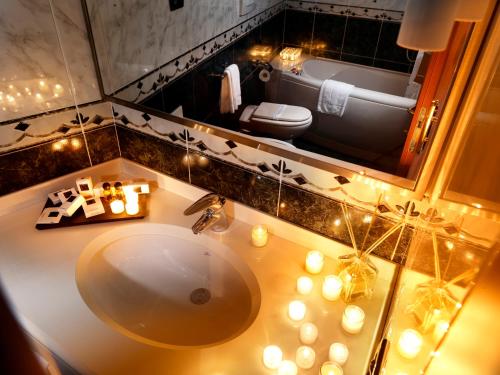 bagno con lavandino e specchio di Hotel Ariston a Campodarsego