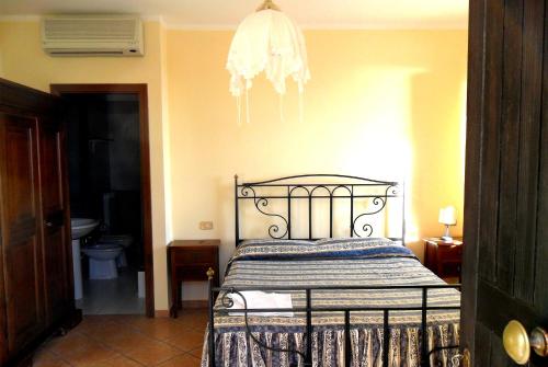 Кровать или кровати в номере Agriturismo Principe di Vallescura
