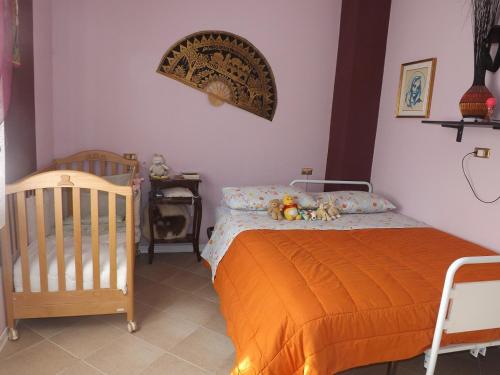 Villa Glicine في Apecchio: غرفة نوم مع سرير وسرير أطفال مع حيوانات محشوة عليه