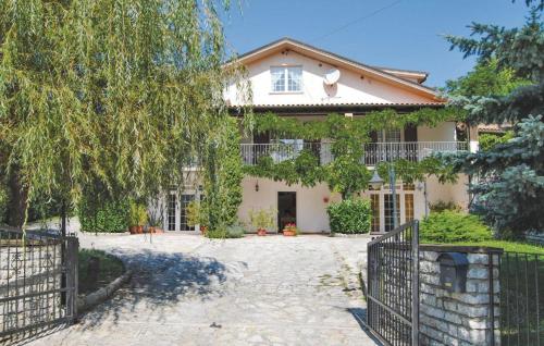 une maison avec une clôture devant elle dans l'établissement Villa Glicine, à Apecchio