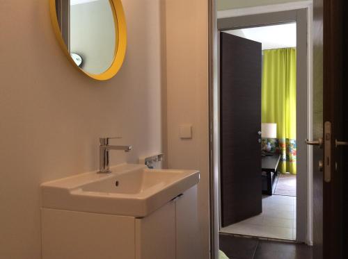 W łazience znajduje się umywalka i lustro. w obiekcie Lefkas Marine Apartment w mieście Leukada (miasto)