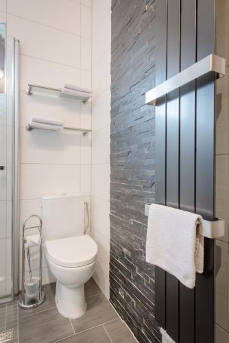a bathroom with a toilet and a towel at Cafe Hoyer Pension und Appartements in Rödigsdorf