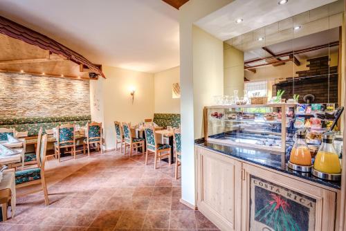 a restaurant with a counter and a dining room at Cafe Hoyer Pension und Appartements in Rödigsdorf