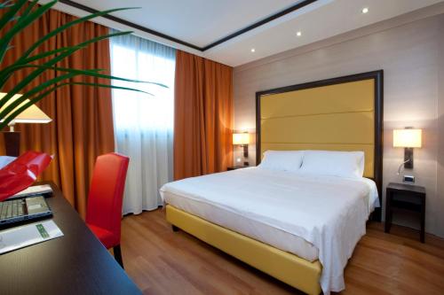 Postel nebo postele na pokoji v ubytování Palace Hotel Legnano