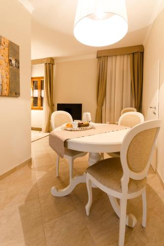 a dining room with a white table and chairs at Residenza Marchesi Pontenani in Florence