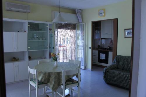 マリーナ・ディ・ラグーザにあるHoliday Home Marina di ragusaのキッチン、ダイニングルーム(テーブル、椅子付)