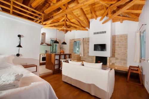 duży pokój z 2 łóżkami i kuchnią w obiekcie Lithos Guesthouse Kardamili w mieście Kardamyli