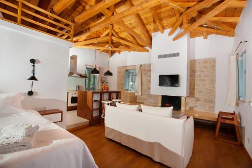 Posteľ alebo postele v izbe v ubytovaní Lithos Guesthouse Kardamili
