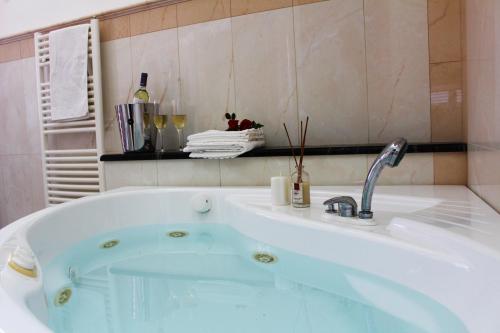 La salle de bains est pourvue d'une baignoire avec un robinet. dans l'établissement Villa Orchidea Luxury B&B, à Ispica