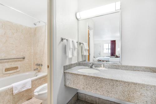 Phòng tắm tại Super 8 by Wyndham Santee