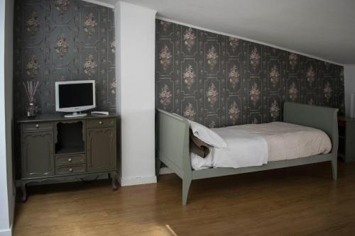 een slaapkamer met een bed en een computer op een bureau bij B&B La Cuntana in Potenza