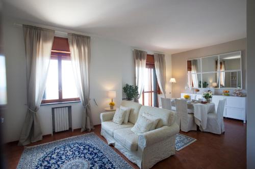 a living room with a white couch and a table at Le ginestre di Titina - casa vacanza in Salerno