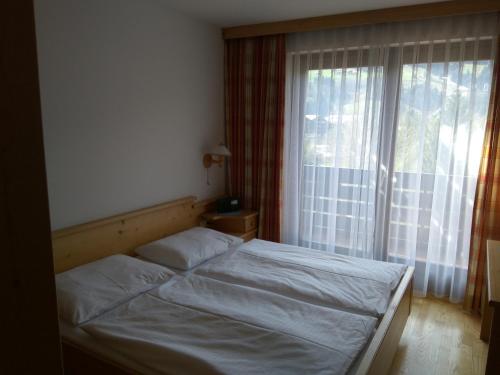 Tempat tidur dalam kamar di Panoramawohnung Bad Hofgastein