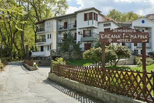 znak przed budynkiem z płotem w obiekcie Hotel Eleana w mieście Agios Ioannis Pelio