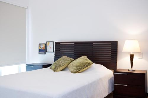 Säng eller sängar i ett rum på Modern 3 Bedroom Apartment