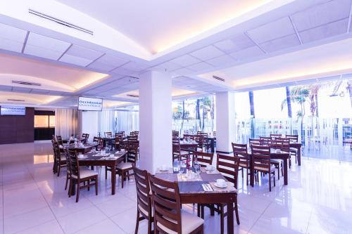 Un restaurante u otro lugar para comer en Crown Victoria Hotel