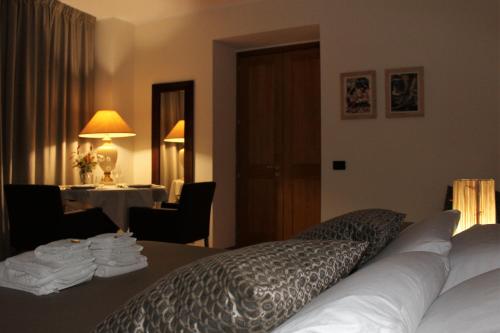 a hotel room with a bed and a table with a table at BBuSS Country Club in Catanzaro