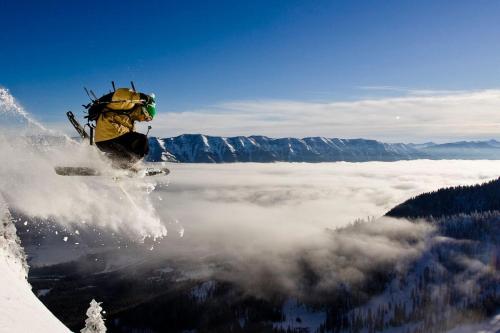 Vue générale sur la montagne ou vue sur la montagne depuis l'hôtel capsule
