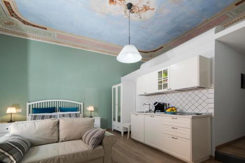 a living room with a couch and a kitchen at B&B Umberto in Vietri sul Mare