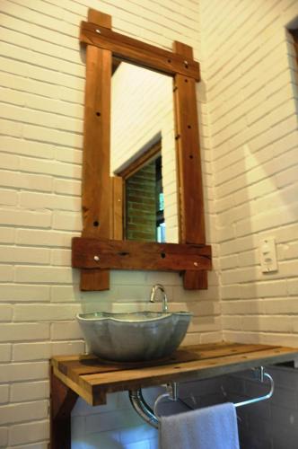 a bathroom with a sink and a mirror at Oca Paraty Chalé Ecológico in Paraty