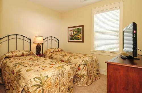 Una cama o camas en una habitación de The Cottages at North Beach Resort & Villas