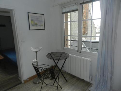 een kamer met 2 stoelen en een raam bij Appartement vue sur le port de Dieppe in Dieppe