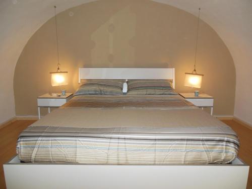 カターニアにあるCentral Houseのベッドルーム1室(大型ベッド1台、ナイトスタンド2台付)