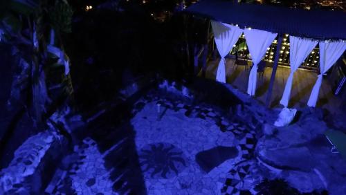 a night view of a building with blue lights at Monte Mágico in Támesis