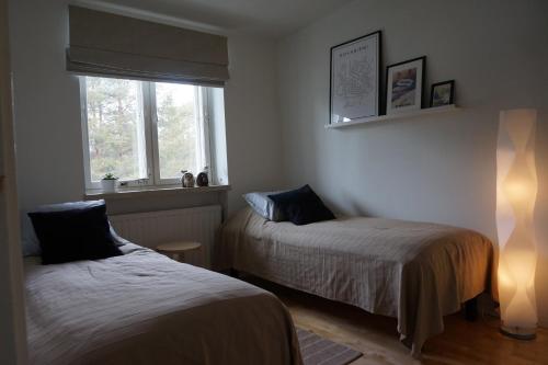 um quarto com duas camas e uma janela em Ounasvaara Arctic Suite em Rovaniemi