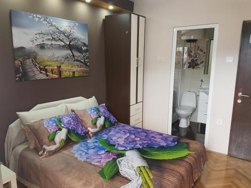 Un pat sau paturi într-o cameră la Apartments Vila Galileo