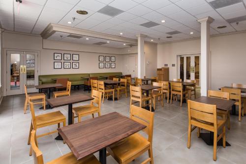 Restaurace v ubytování Country Inn & Suites by Radisson, Metairie New Orleans , LA