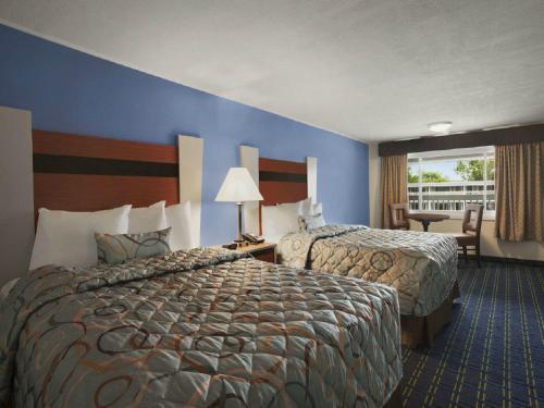 מיטה או מיטות בחדר ב-Days Inn by Wyndham - Cape Cod