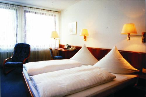 ヴァルトブルクにあるKrone Waldburgのホテルルーム ベッド2台&椅子付