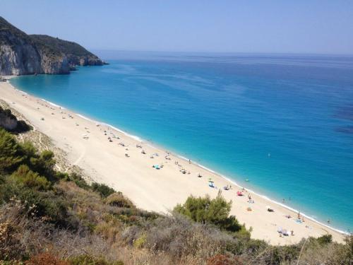 Een strand met een stel mensen erop. bij Villa Milia in Ayios Nikitas