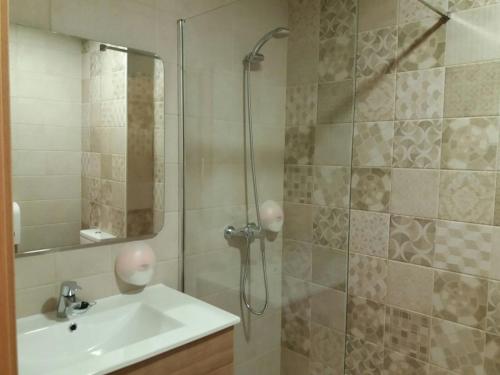La salle de bains est pourvue d'une douche et d'un lavabo. dans l'établissement Te Maná Hotel, à Torreblanca